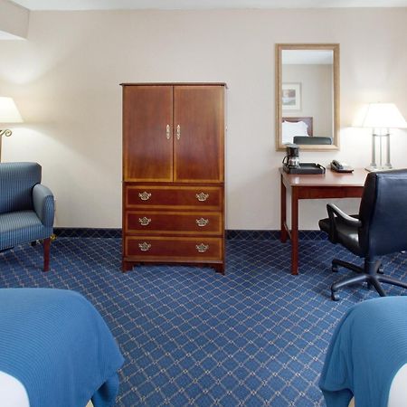 Holiday Inn Express Des Moines-At Drake University, An Ihg Hotel Bagian luar foto