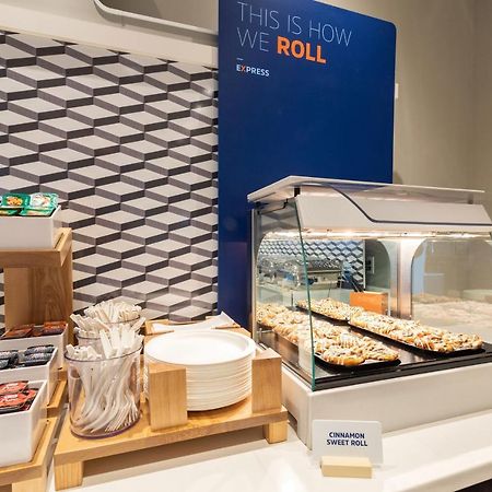 Holiday Inn Express Des Moines-At Drake University, An Ihg Hotel Bagian luar foto