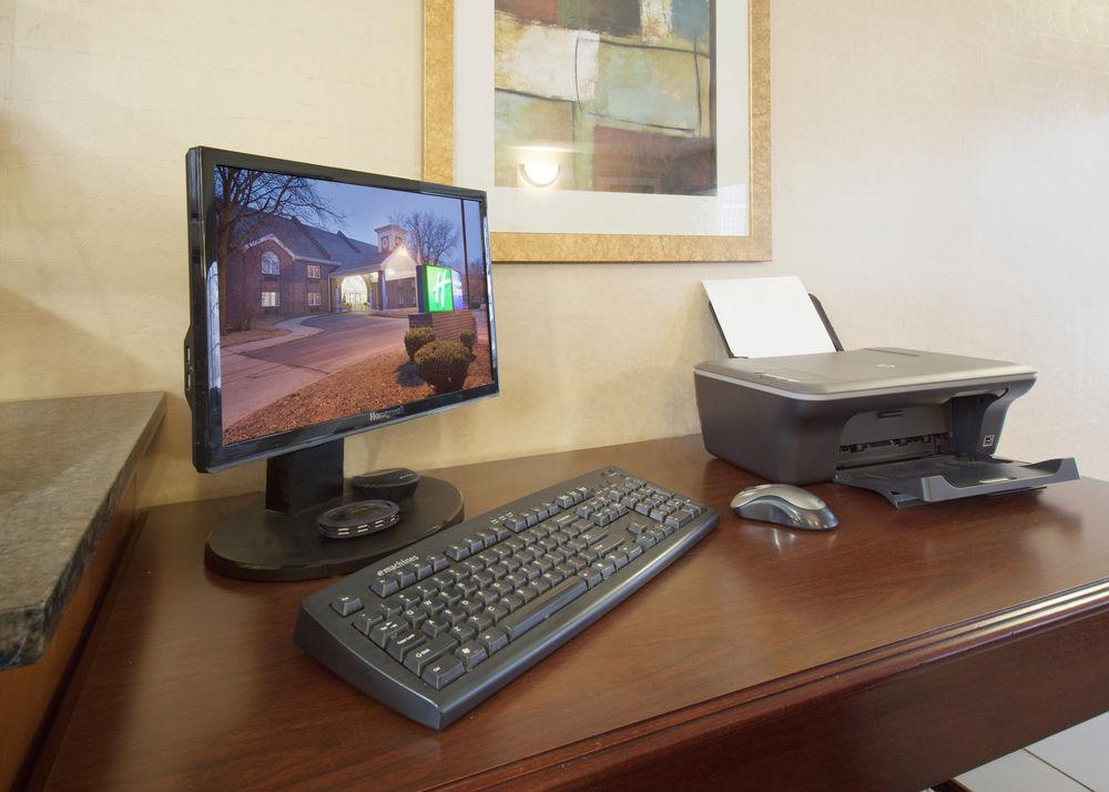 Holiday Inn Express Des Moines-At Drake University, An Ihg Hotel Bagian luar foto