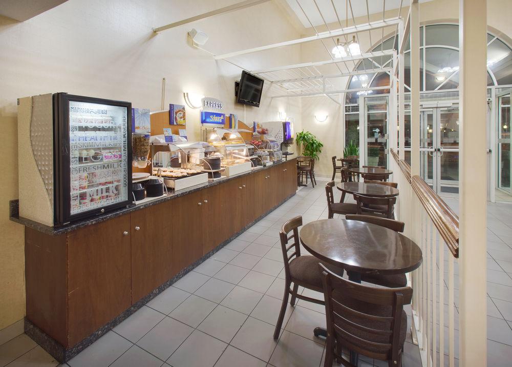 Holiday Inn Express Des Moines-At Drake University, An Ihg Hotel Bagian luar foto