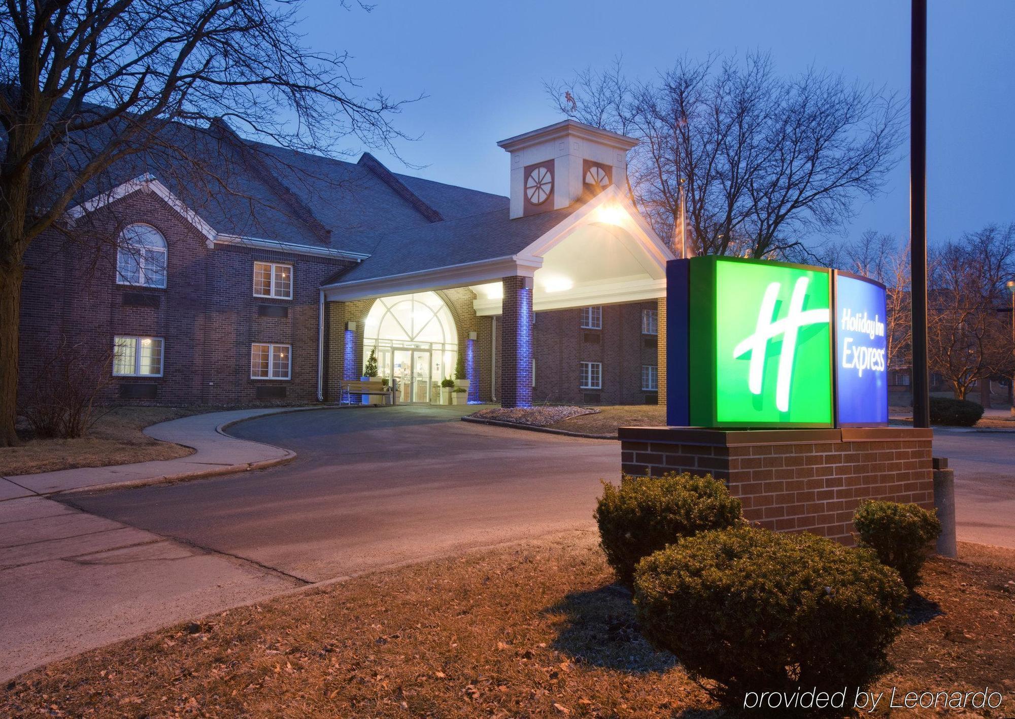 Holiday Inn Express Des Moines-At Drake University, An Ihg Hotel Bagian luar foto