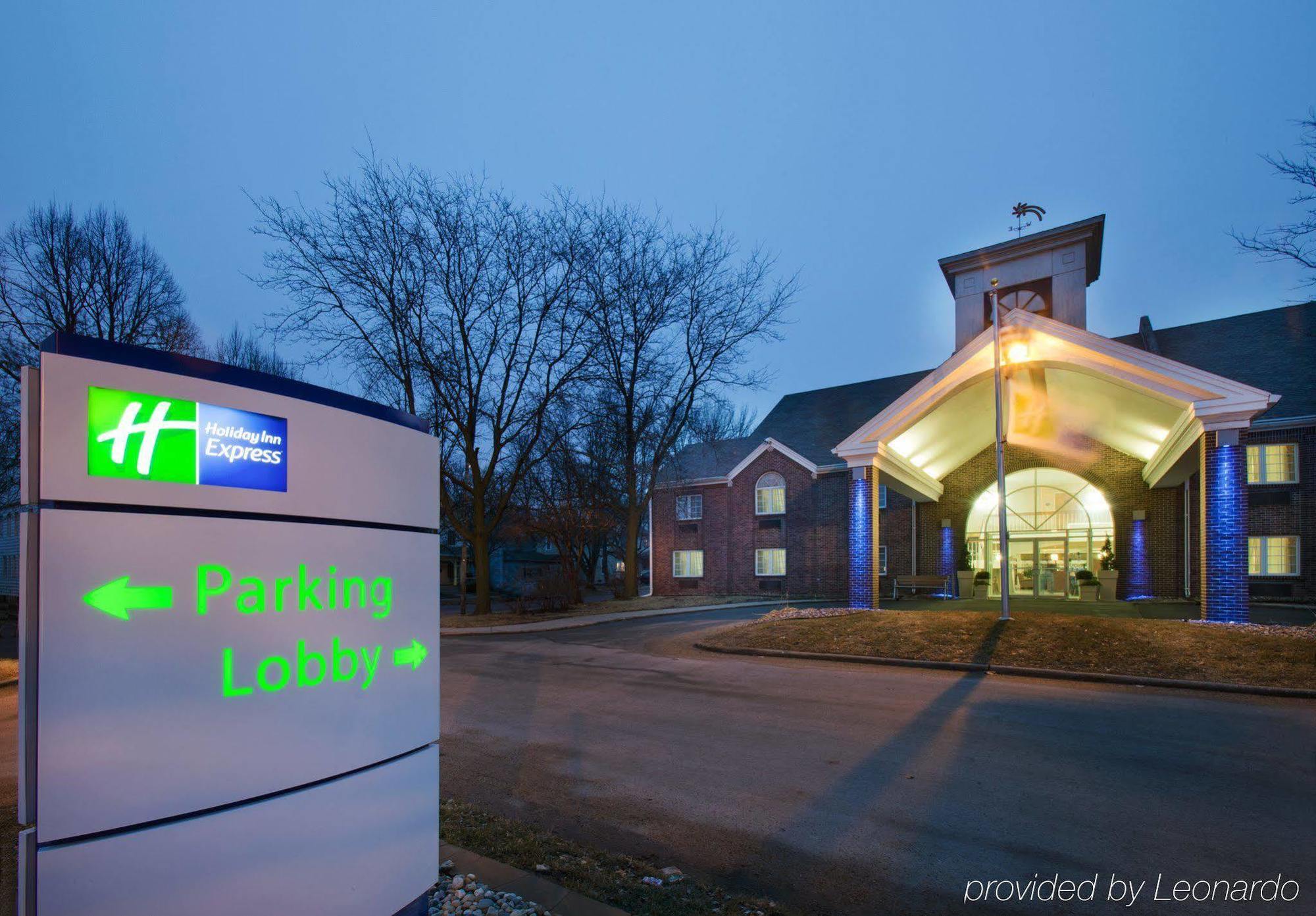 Holiday Inn Express Des Moines-At Drake University, An Ihg Hotel Bagian luar foto