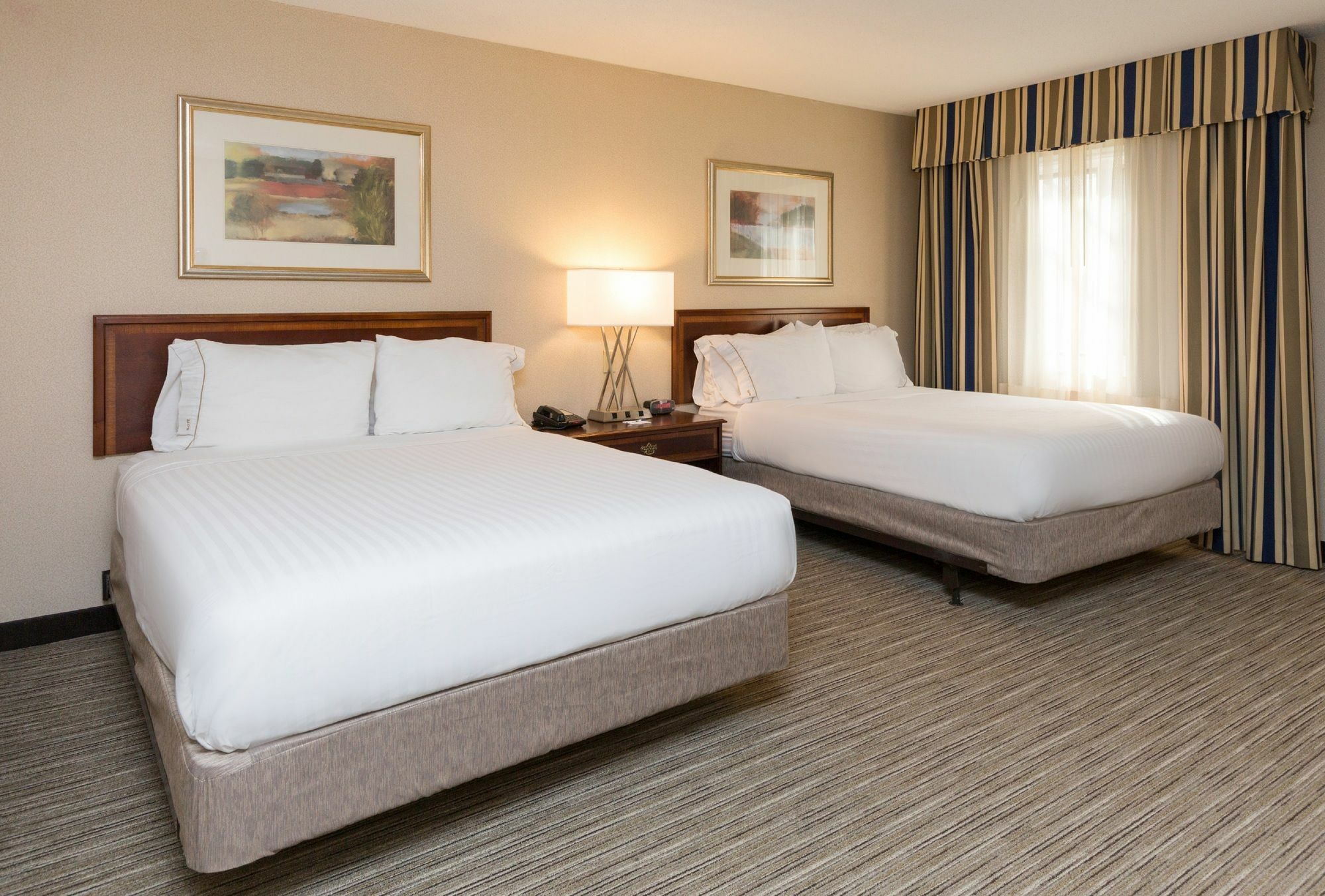 Holiday Inn Express Des Moines-At Drake University, An Ihg Hotel Bagian luar foto