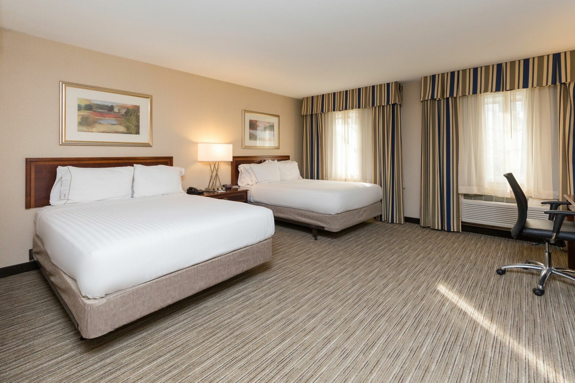 Holiday Inn Express Des Moines-At Drake University, An Ihg Hotel Bagian luar foto