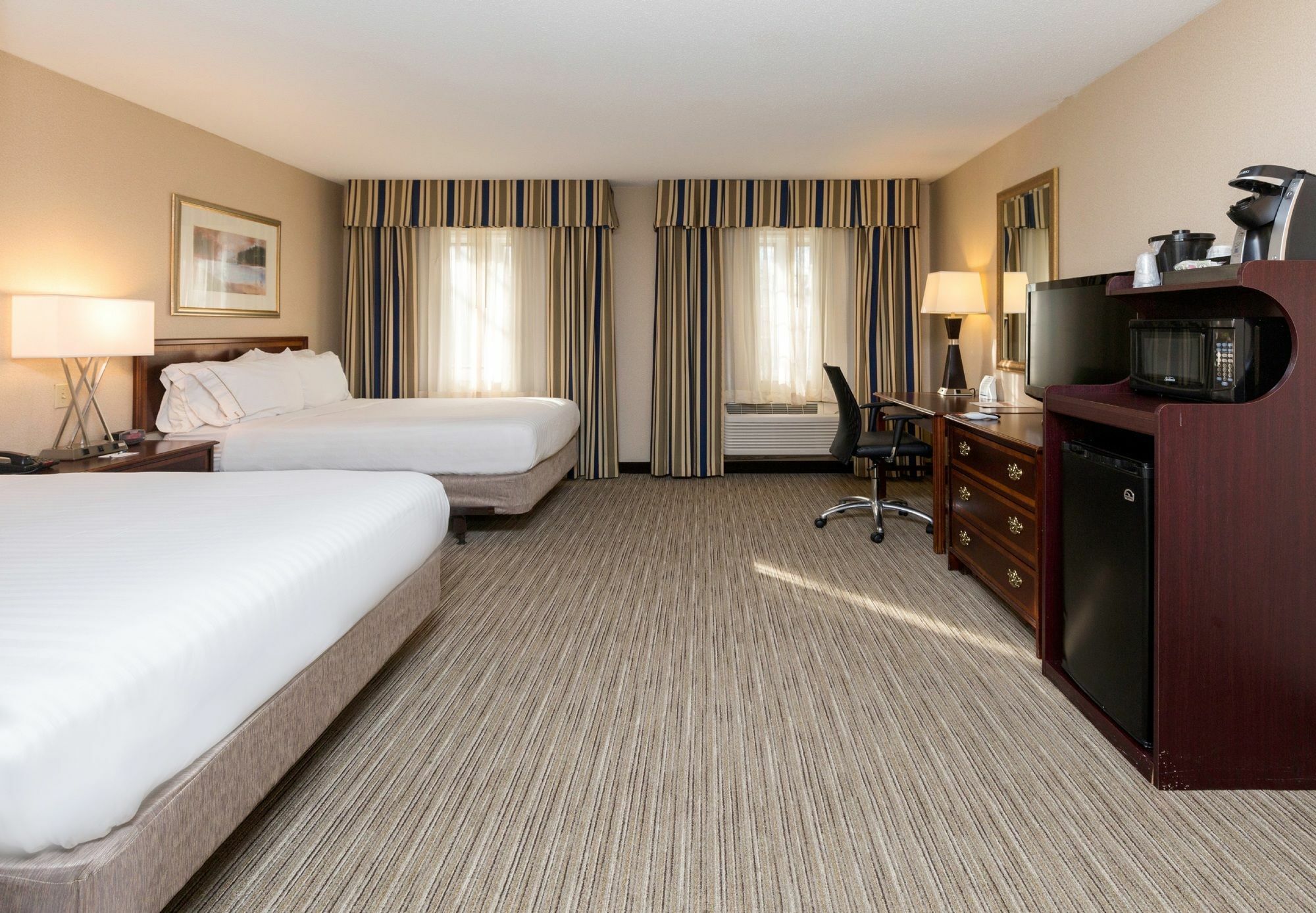 Holiday Inn Express Des Moines-At Drake University, An Ihg Hotel Bagian luar foto