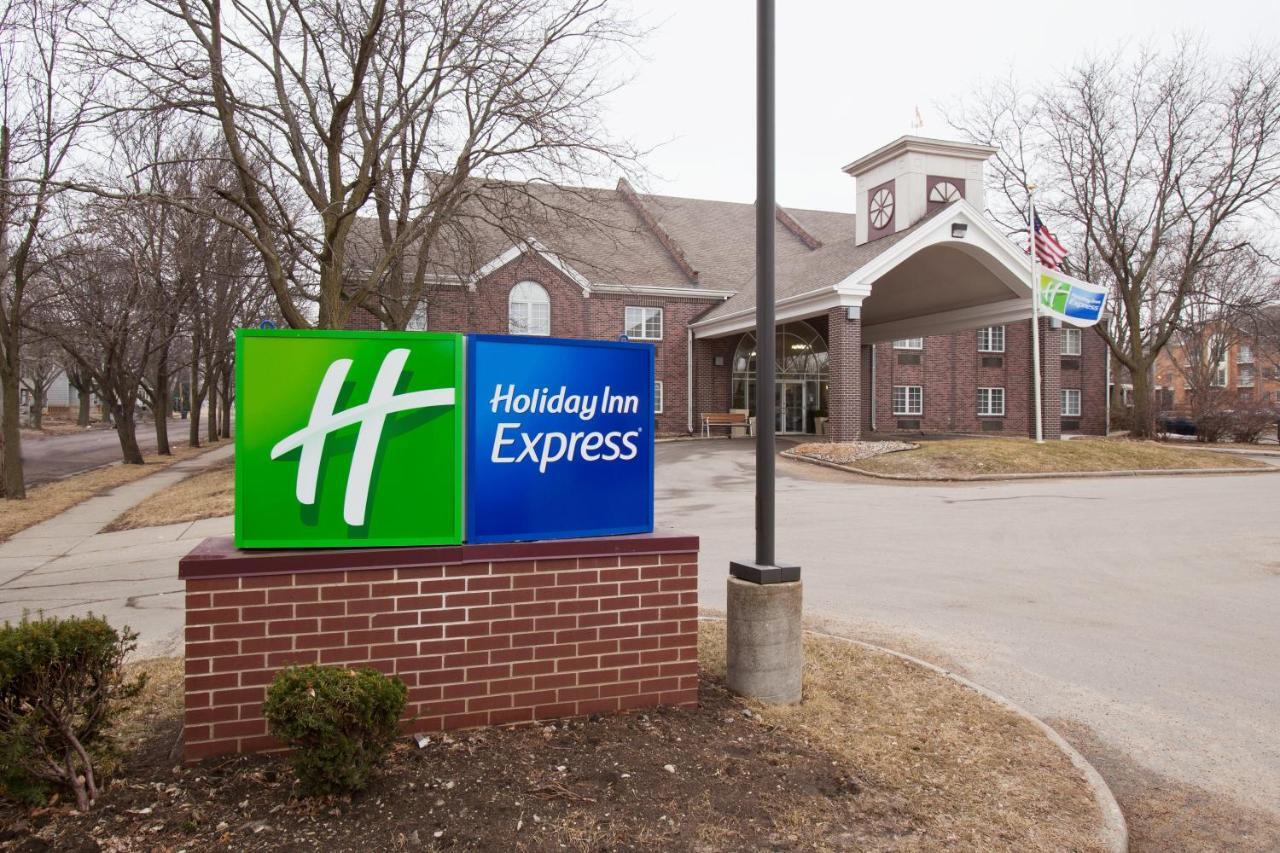 Holiday Inn Express Des Moines-At Drake University, An Ihg Hotel Bagian luar foto