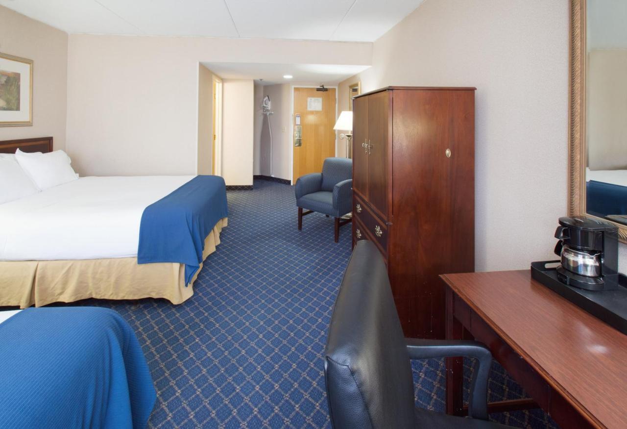 Holiday Inn Express Des Moines-At Drake University, An Ihg Hotel Bagian luar foto