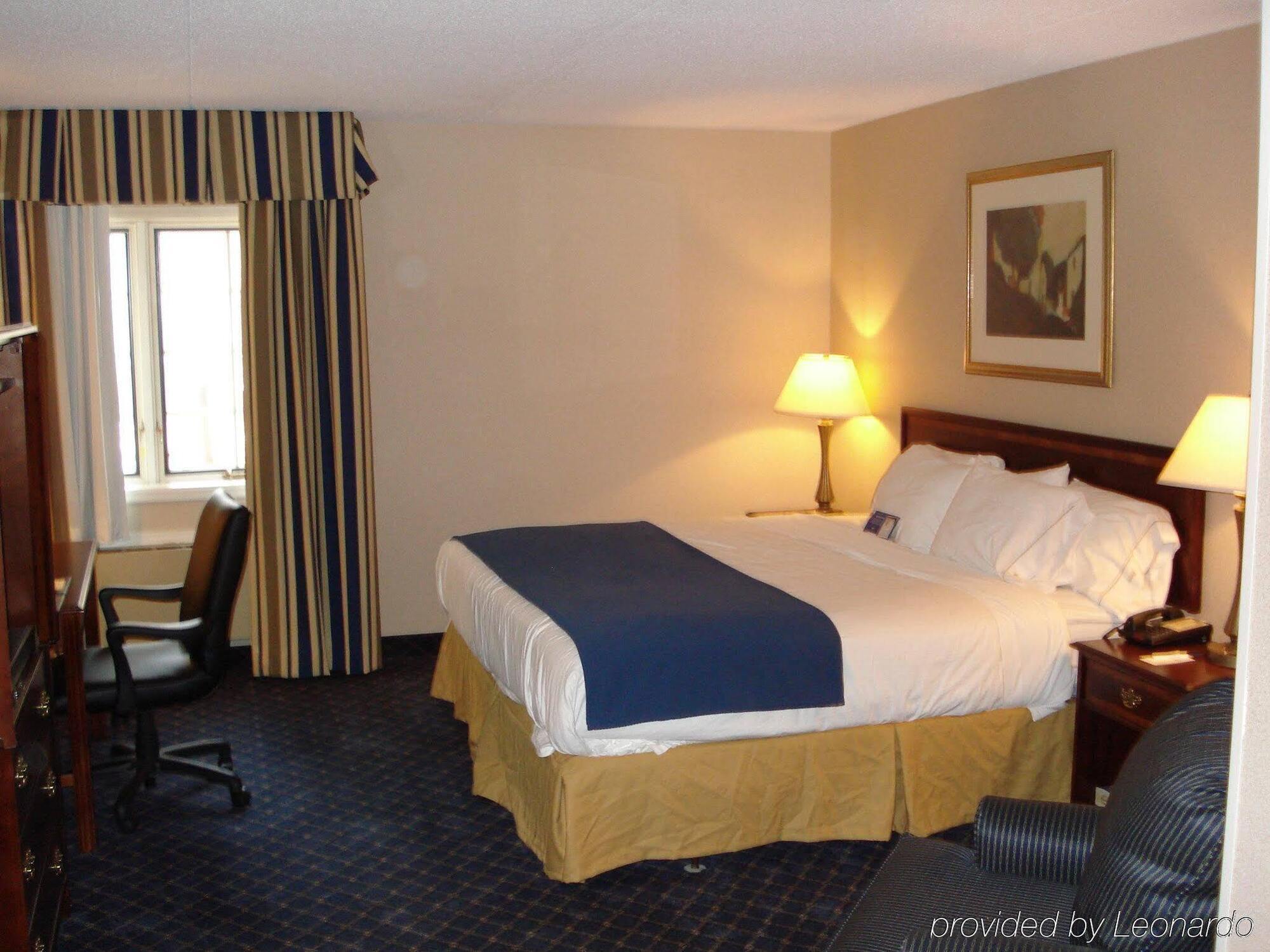 Holiday Inn Express Des Moines-At Drake University, An Ihg Hotel Bagian luar foto