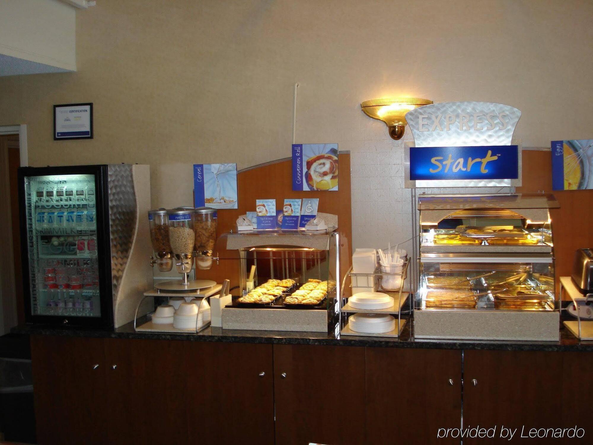 Holiday Inn Express Des Moines-At Drake University, An Ihg Hotel Bagian luar foto