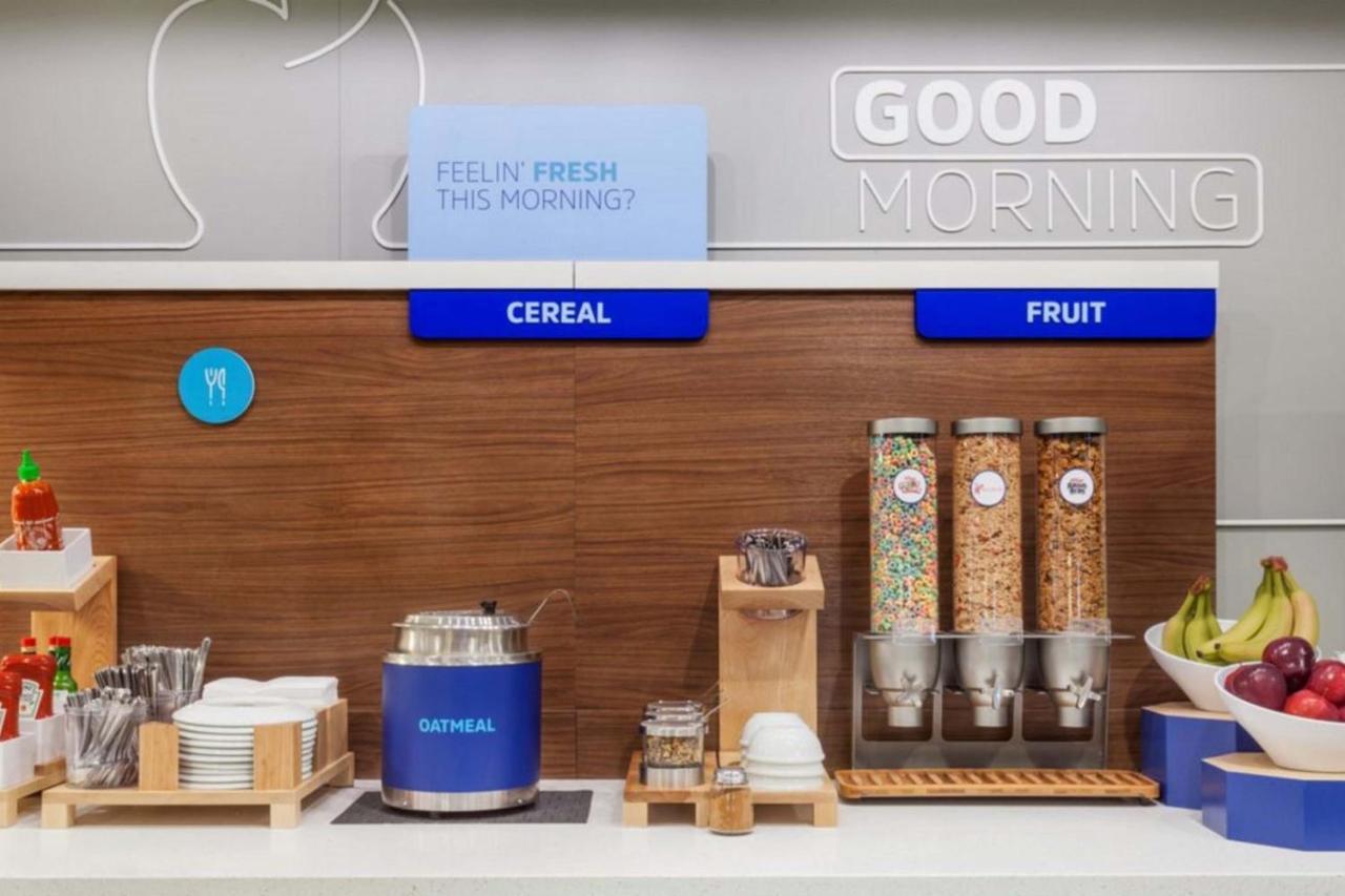 Holiday Inn Express Des Moines-At Drake University, An Ihg Hotel Bagian luar foto