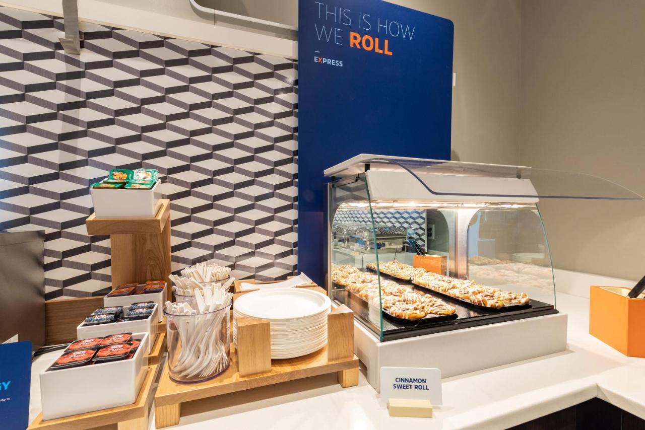 Holiday Inn Express Des Moines-At Drake University, An Ihg Hotel Bagian luar foto