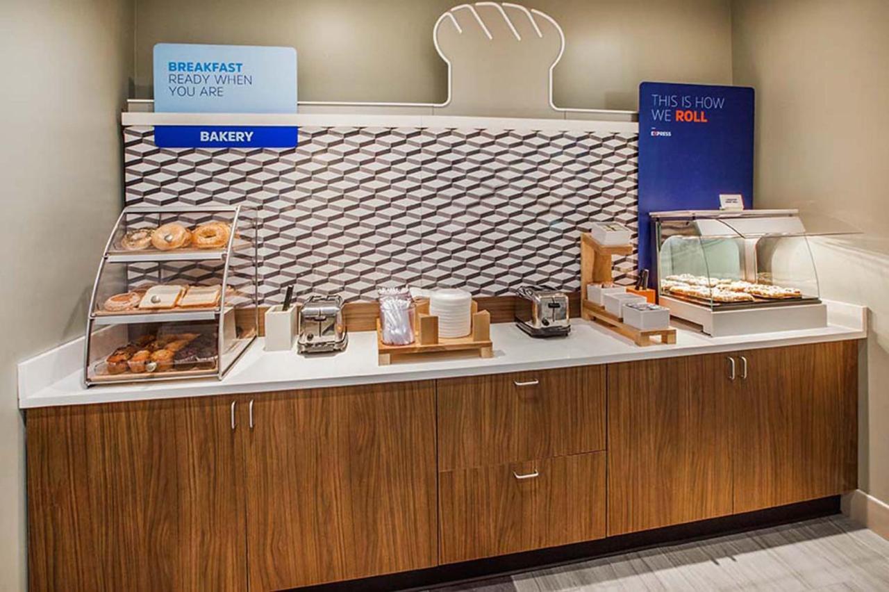 Holiday Inn Express Des Moines-At Drake University, An Ihg Hotel Bagian luar foto