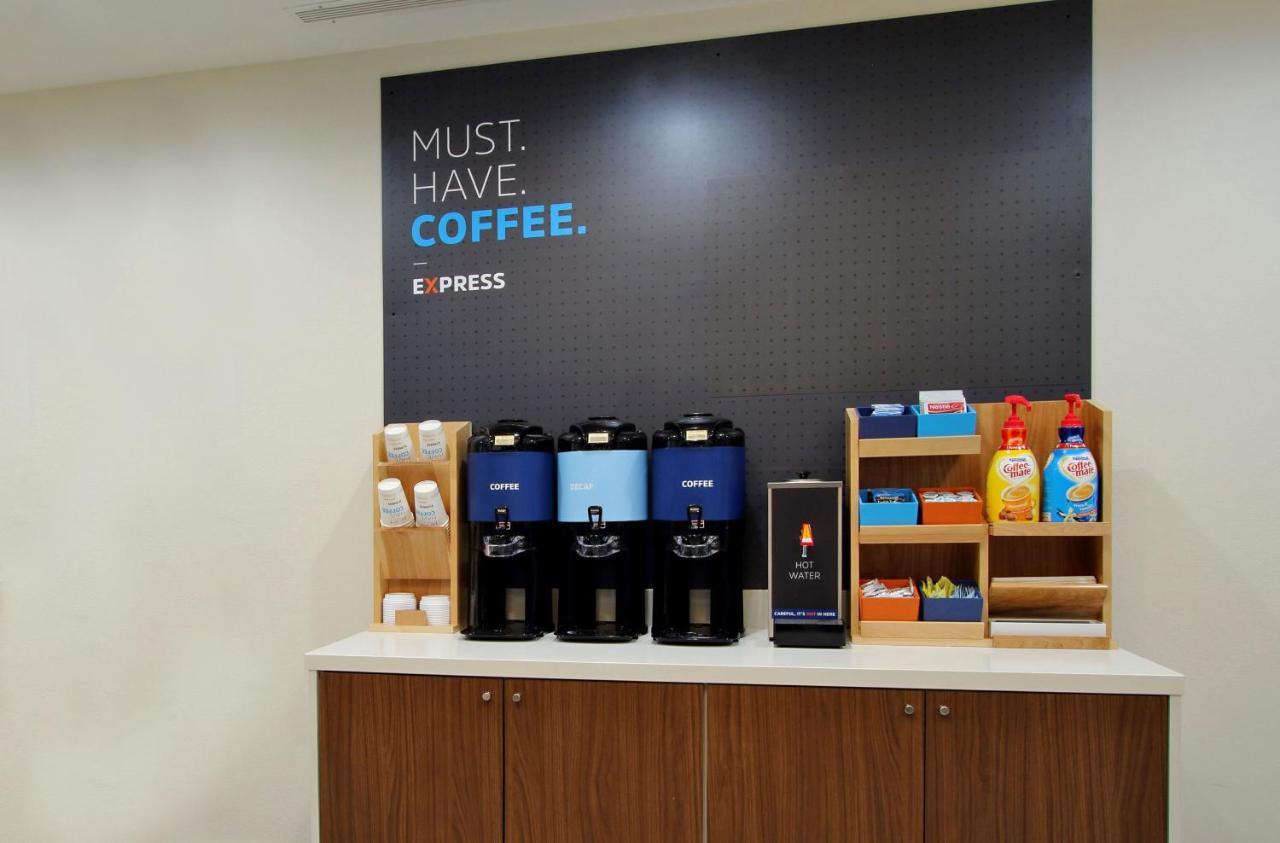Holiday Inn Express Des Moines-At Drake University, An Ihg Hotel Bagian luar foto