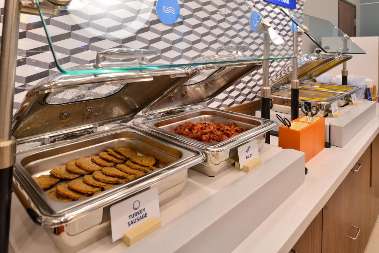 Holiday Inn Express Des Moines-At Drake University, An Ihg Hotel Bagian luar foto